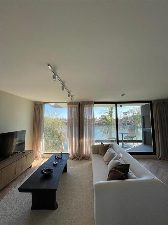 Apartamento en venta, 3 dormitorios, vista al lago y parril