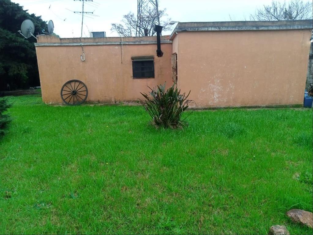 Terreno tipo chacra con casa y galpónes, con 205 m de frent