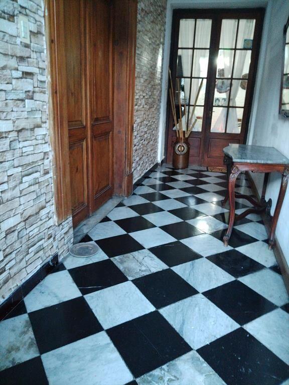 Casa grande en pleno centro con local comercial
