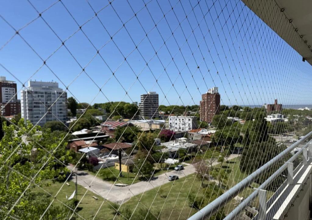 Se vende apartamento de dos dormitorios, dos baños y garage