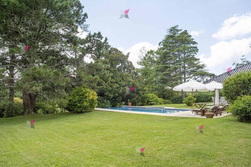 VENTA DE CASA DE 5 DORMITORIOS EN GOLF PUNTA DEL ESTE