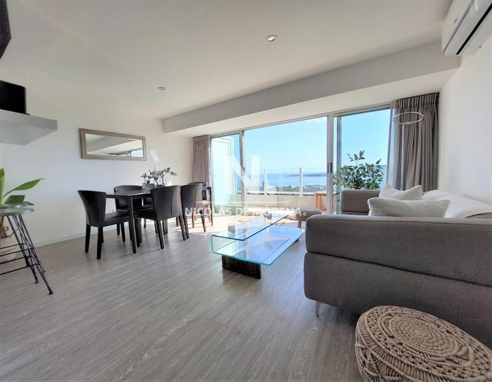 Amplio apartamento en piso alto, con excelente vista al mar