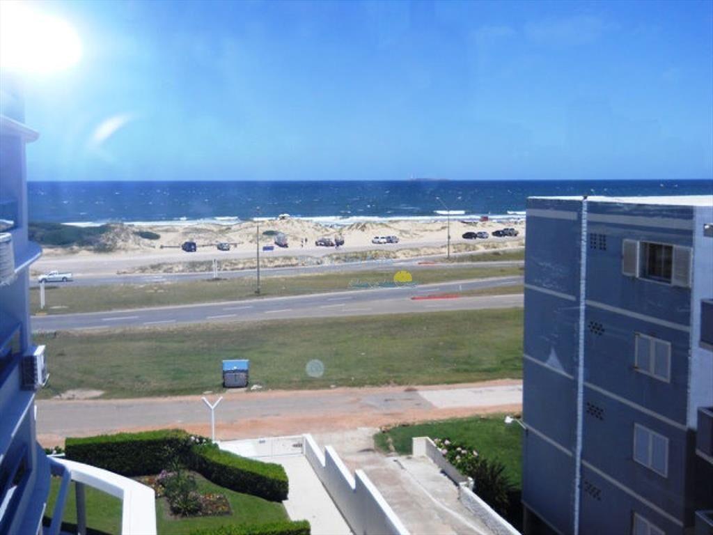 Apartamento en venta de 3 dormitorios y servicio