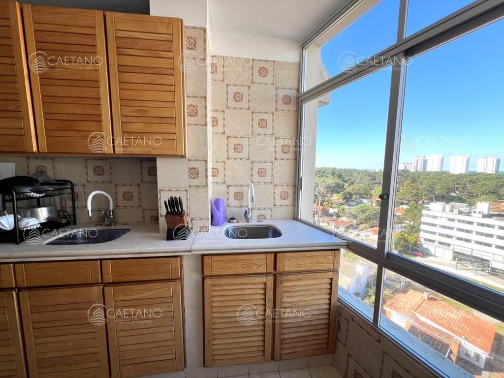 apartamento en venta zona shopping punta, 2 y
