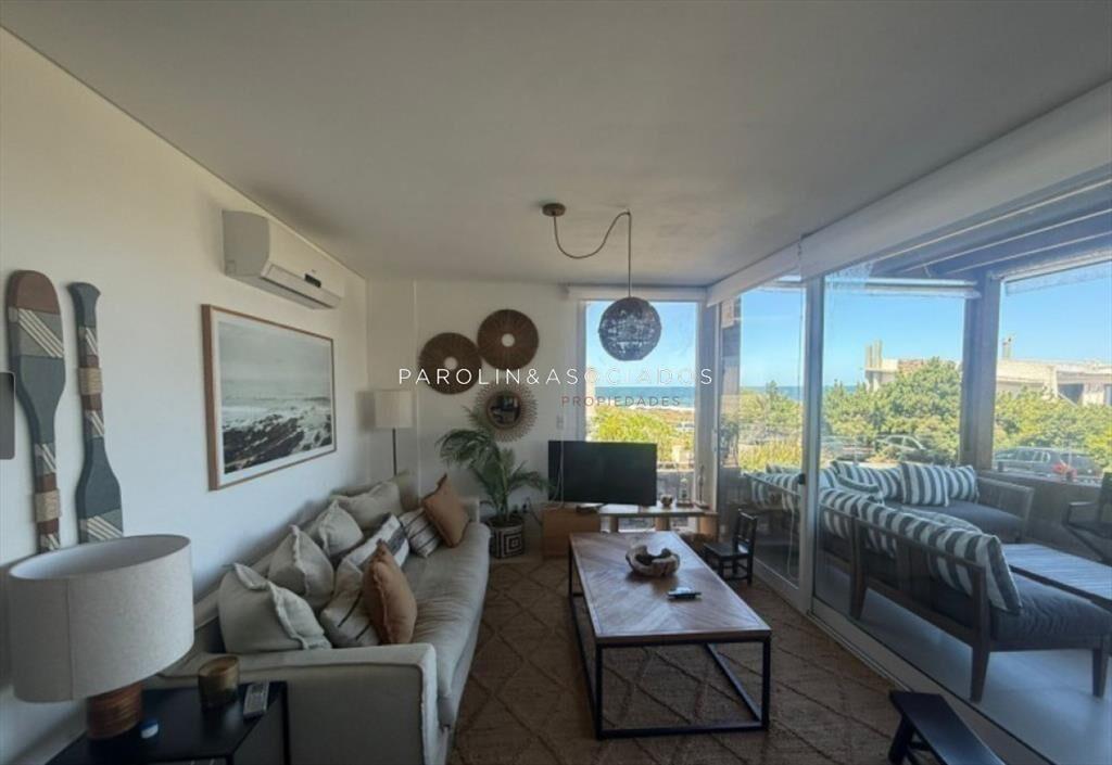 Departamento  en Venta de 3 Dormitorios de la al