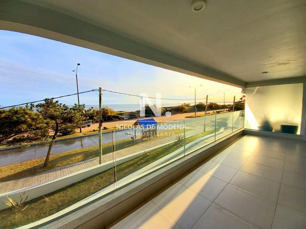 Apartamento Frente al Mar en Venta Dos y Servicio