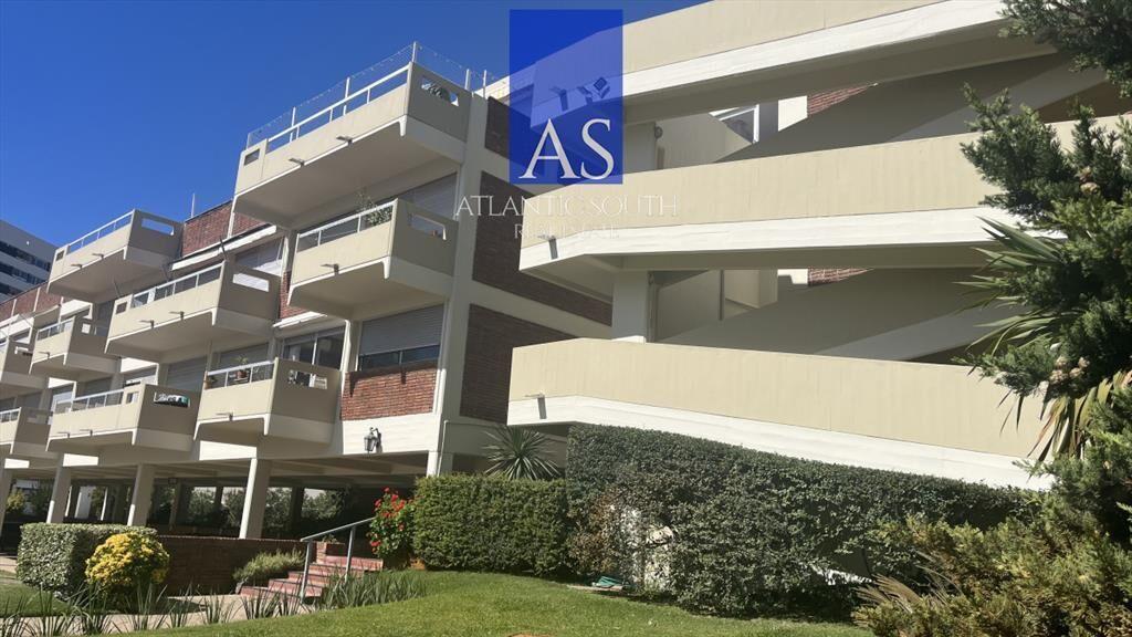 Apartamento de 1 dormitorio con terraza y cochera
