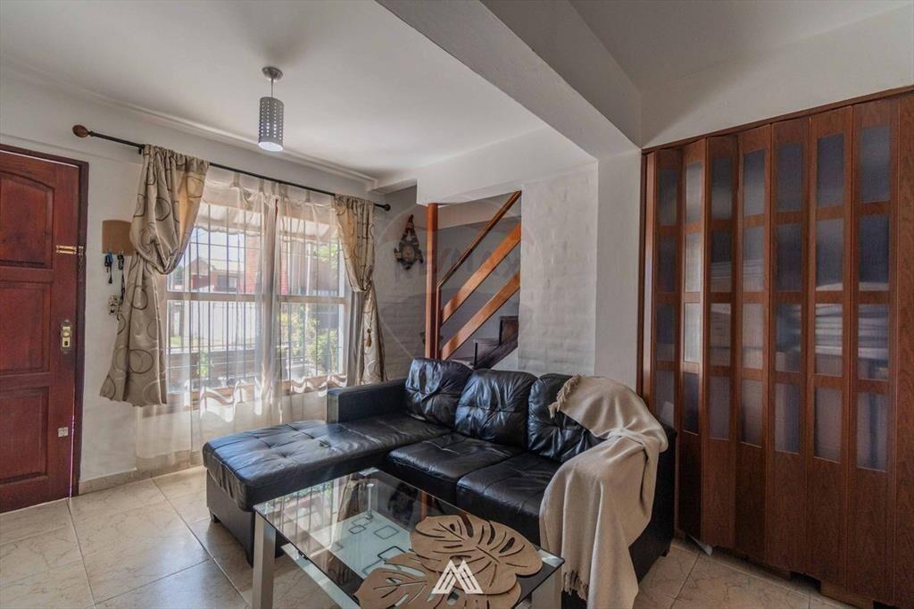 Venta casa dos dormitorios y cochera Nuevo París
