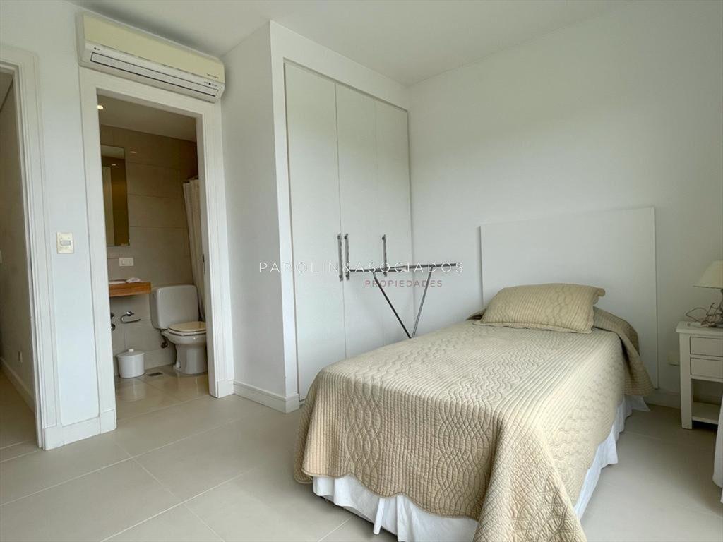 Apartamento 3 suites y dependencia en playa brava