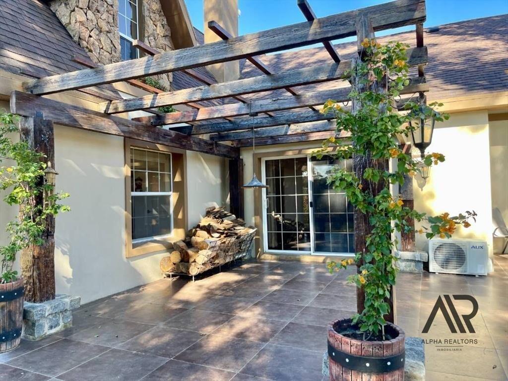 Impecable Residencia En Barrio Privado - Exclusiva Para...