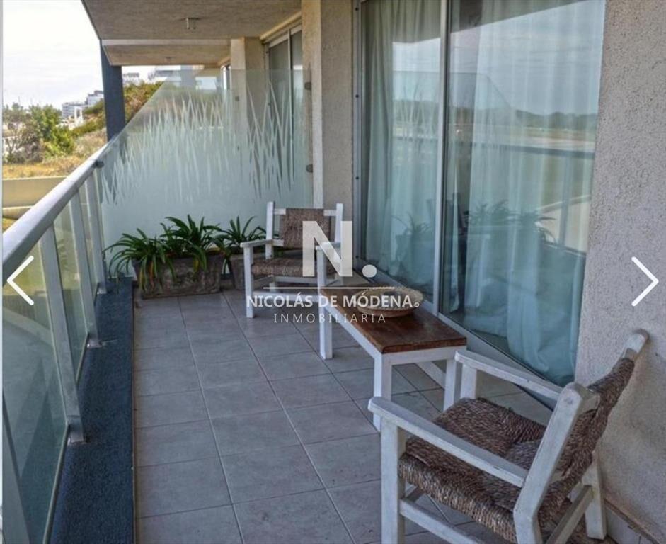 Vende apartamento de 3 dormitorios con balcon en