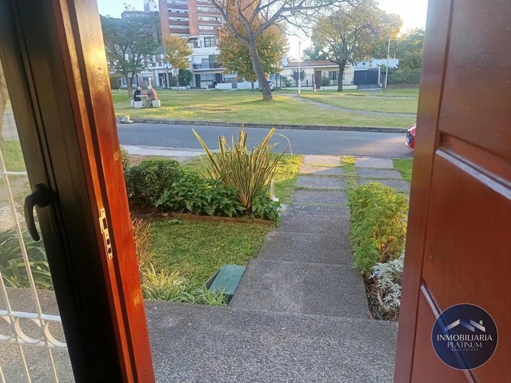 Apartamento duplex en alquiler con cochera cerca de nuev...