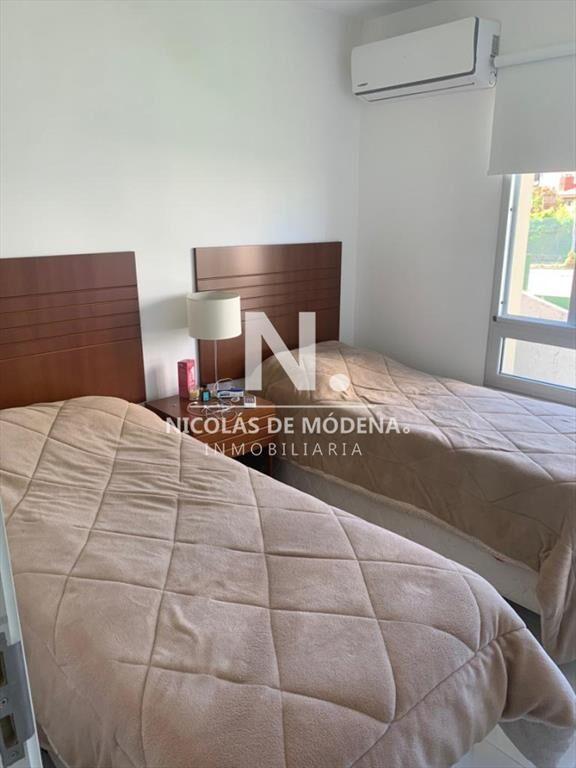 Vende apartamento con parrillero, de 3 dormitorios en playa