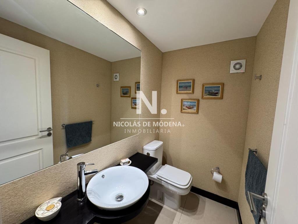 Vende apartamento de 4 dormitorios en Playa Punta