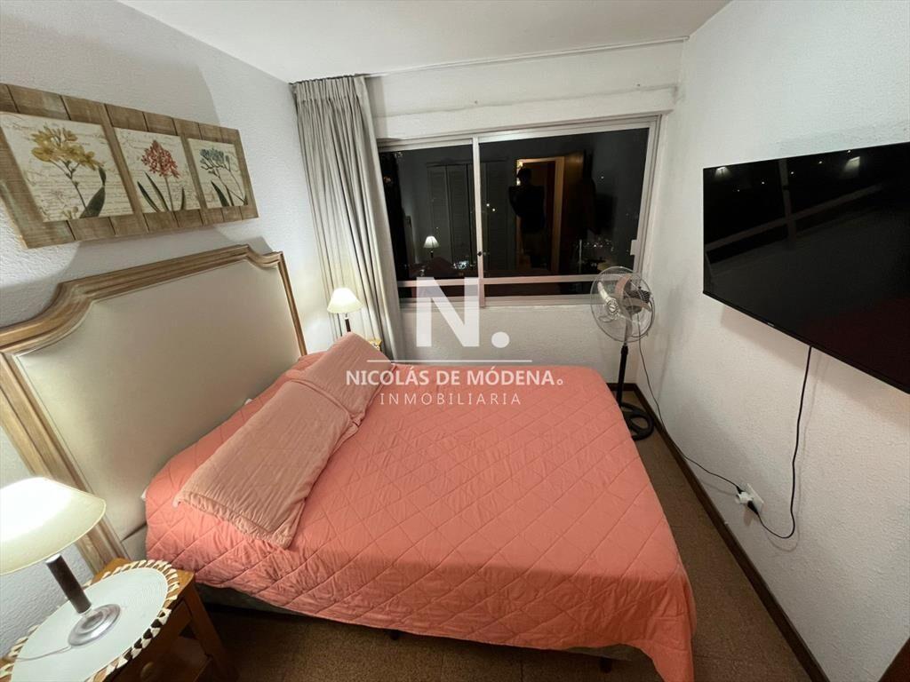 Vende apartamento de 2 dormitorios en Punta del