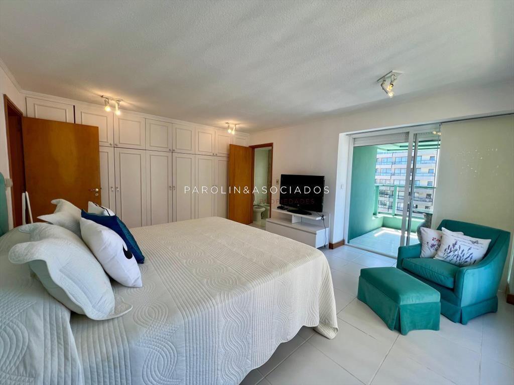 Apartamento en venta de 3 dormitorios + en Punta