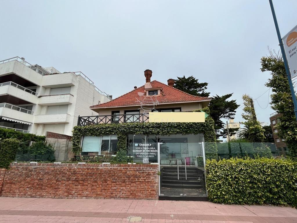 Casa de gran tamaño ubicada a pasos del Mar
