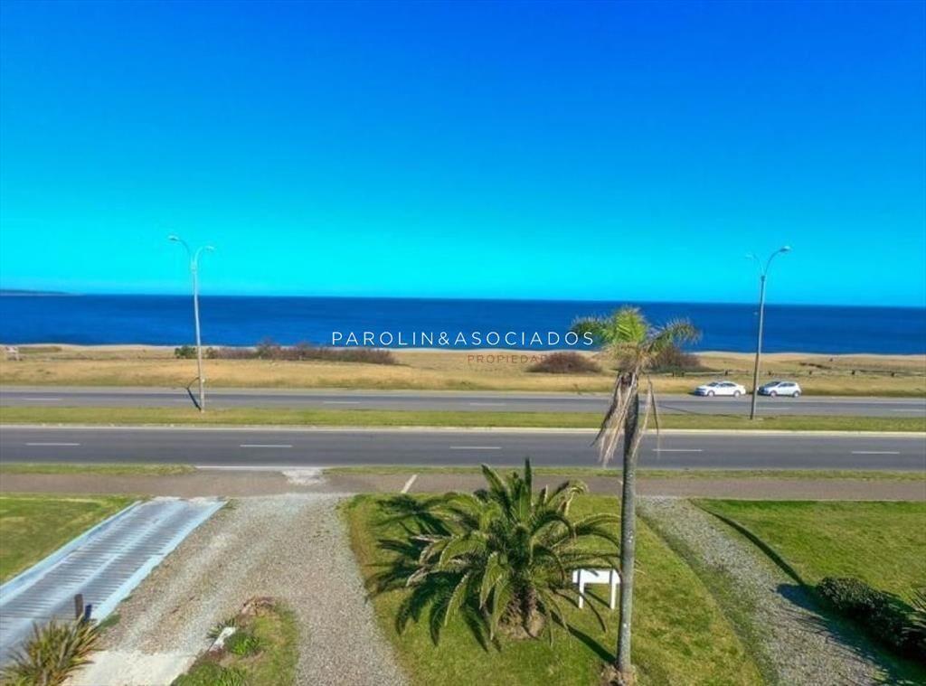 Hermosa casa en venta de 4 dormitorios frente al