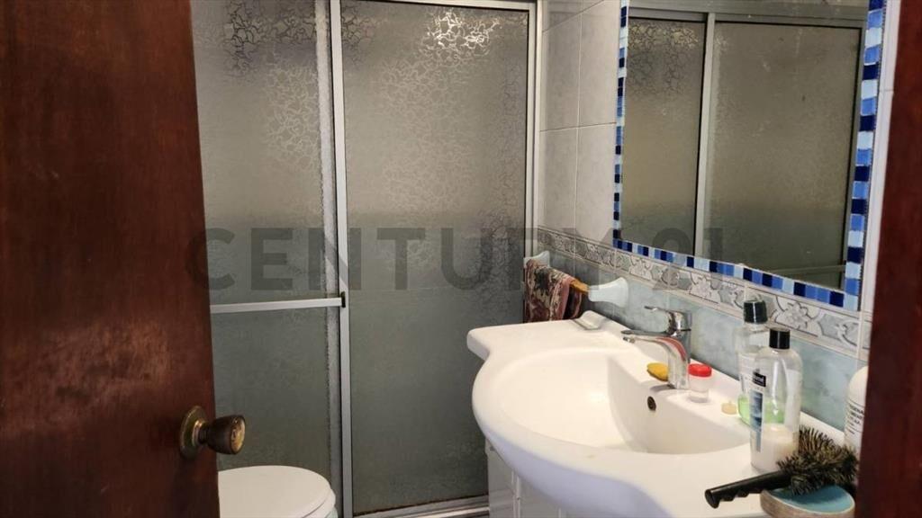 Venta de gran casa en el Cerro de Montevideo a 1 cuadra d...