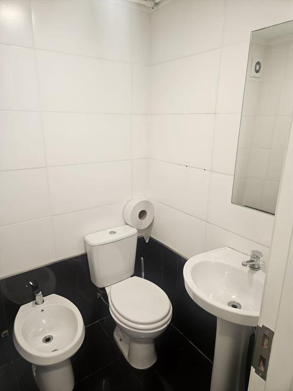 Plaza Independencia , gran esquina, 400 m2 , 15 mts de fren
