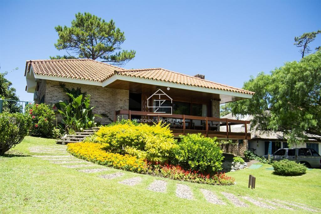 Hermosa casa en venta a pocos metros del mar.