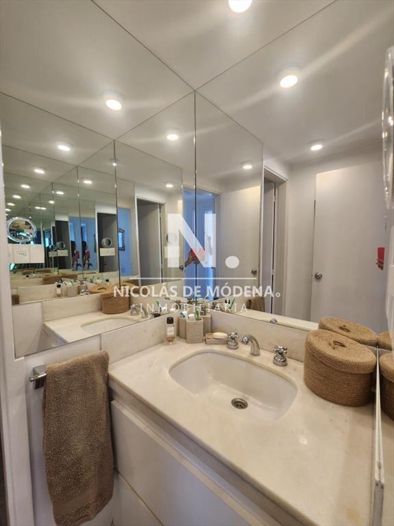 Vende apartamento de 2 dormitorios + dependencia de servici