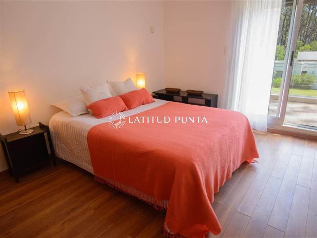 Rincon del Indio, moderna casa en barrio cerrado