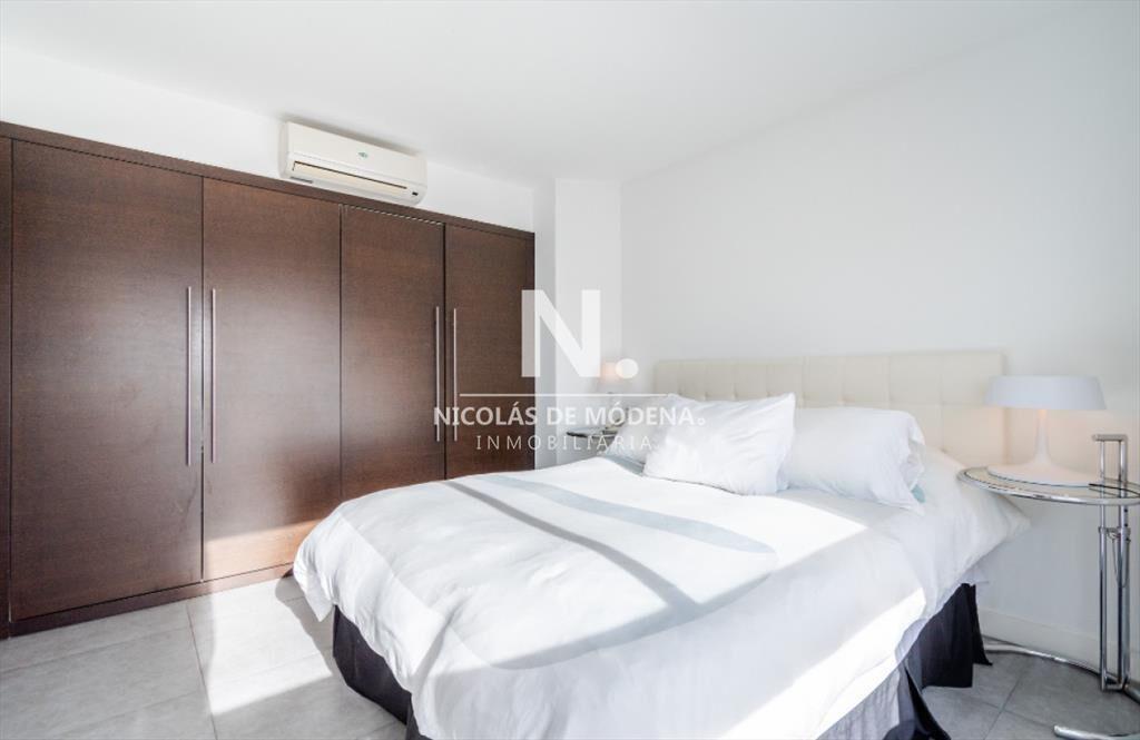 Vende apartamento con vista al mar de 2 dormitorios en Roos