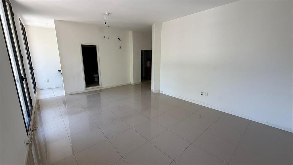 Oficina a la venta con renta en Peatonal Sarandí y Juan Car