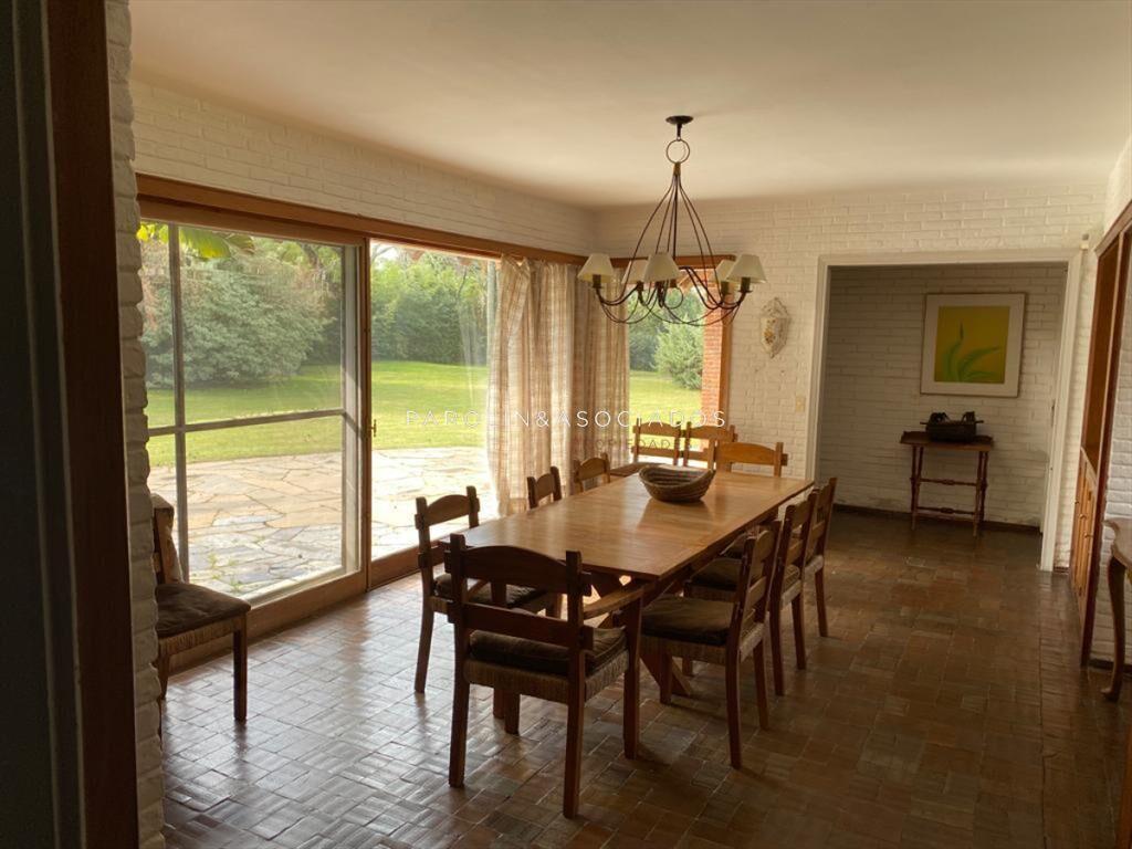 Casa en venta de 5 dormitorios + servicio en el