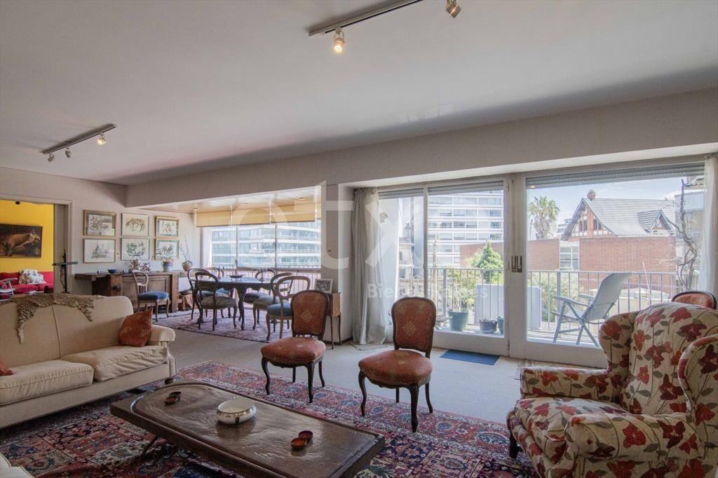 Apartamento esquinero en Venta Pocitos...