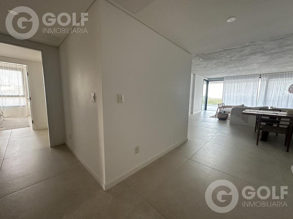 Venta de apartamento de 3 dormitorios y pileta privada en M