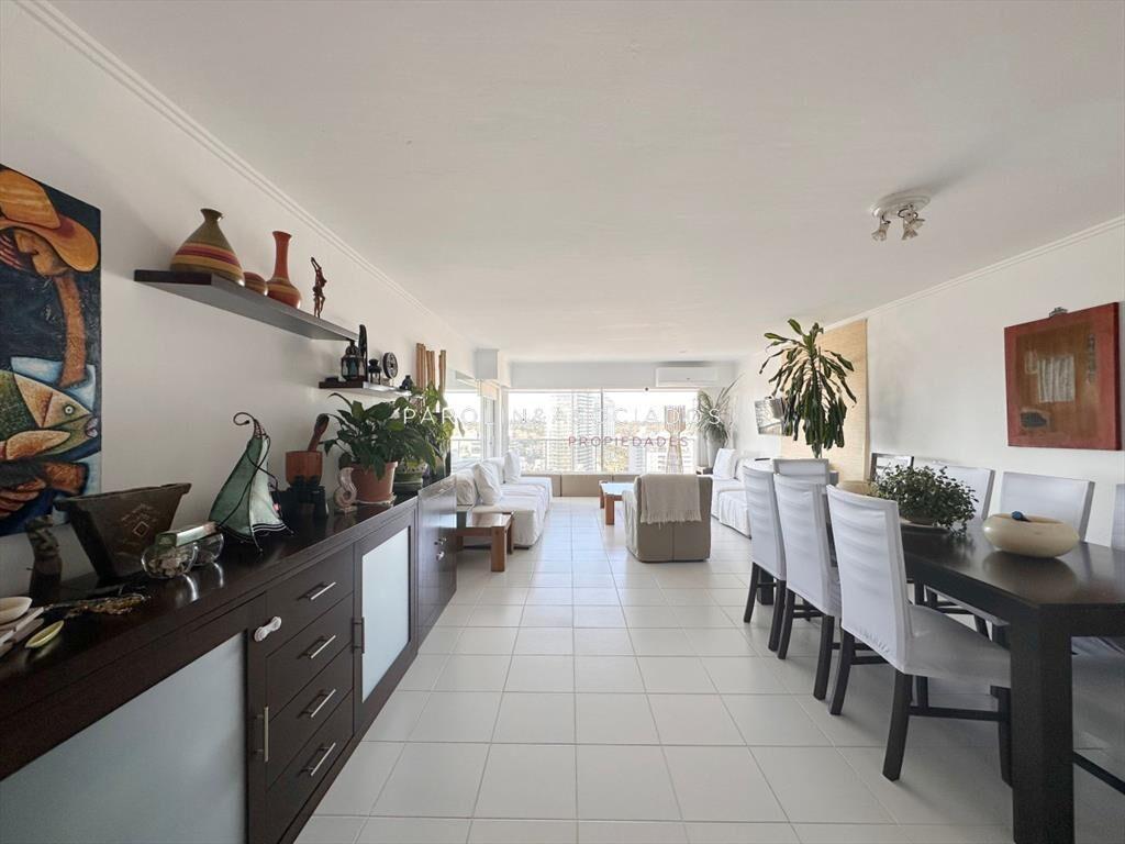 Apartamento de 3 Dormitorios + dependencia en en