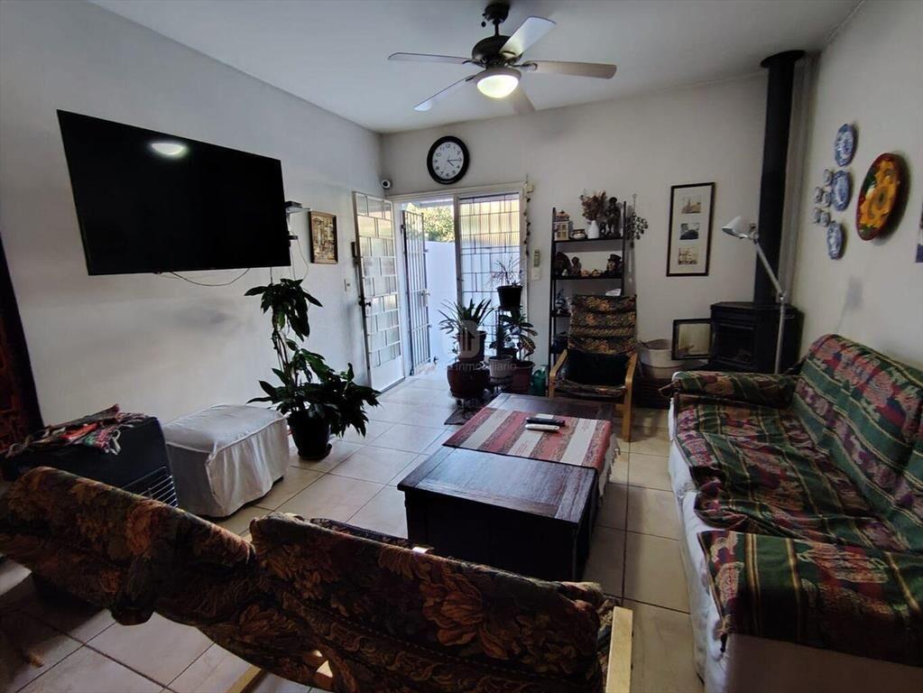 Venta casa Malvin con garage y fondo.-
