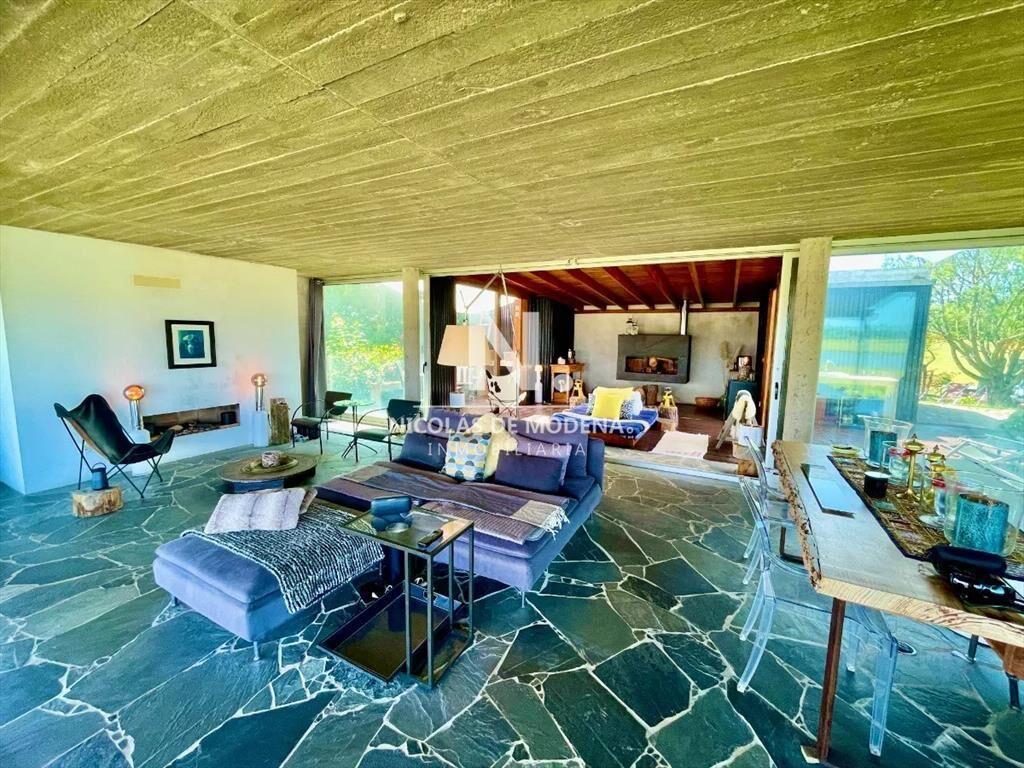 Vende casa en Laguna de los Cisnes, con hermosa y