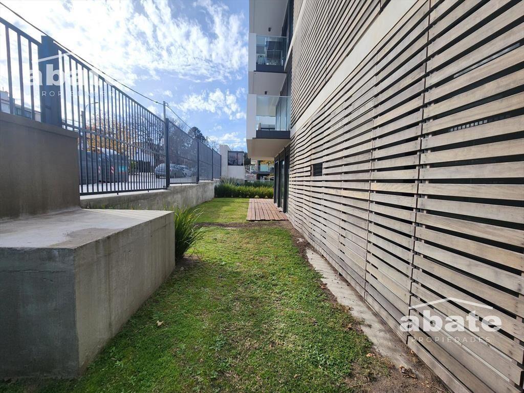 Venta apartamento de 2 dormitorios con deck y jardín con re
