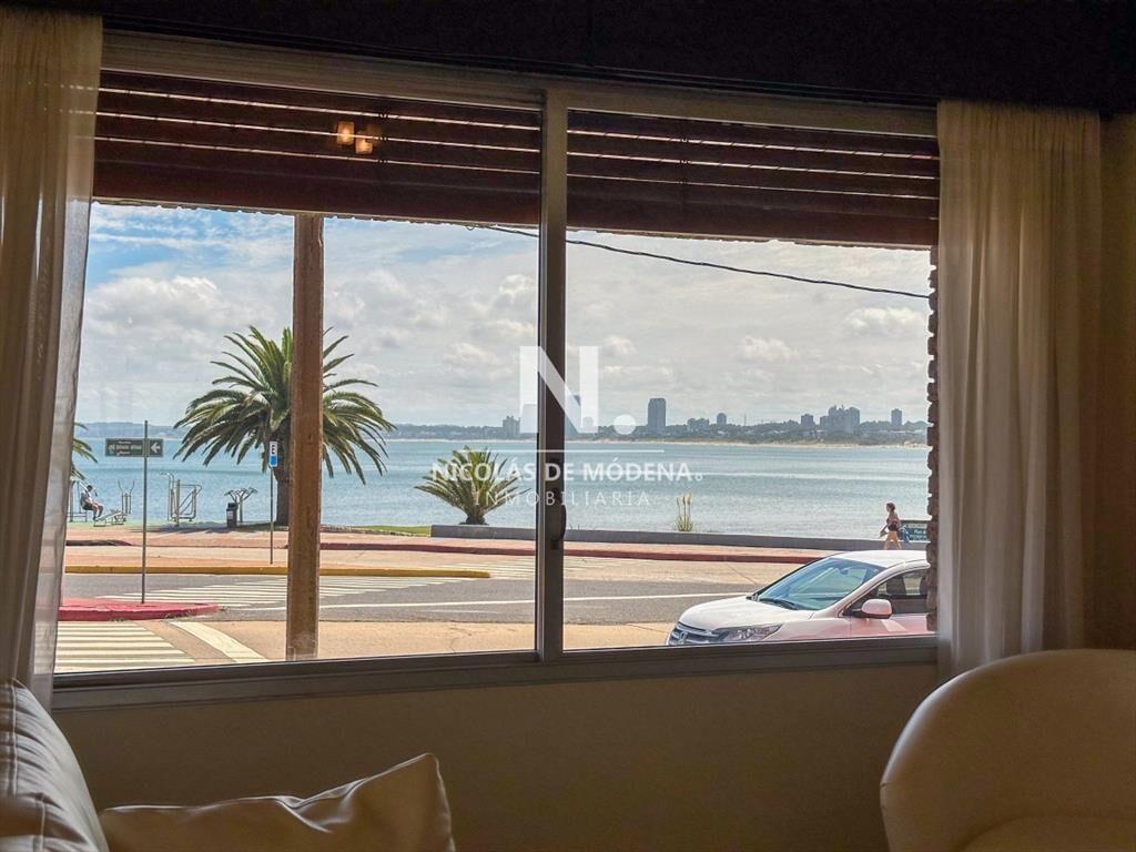Vende impecable apartamento de 2 Dormitorios, a