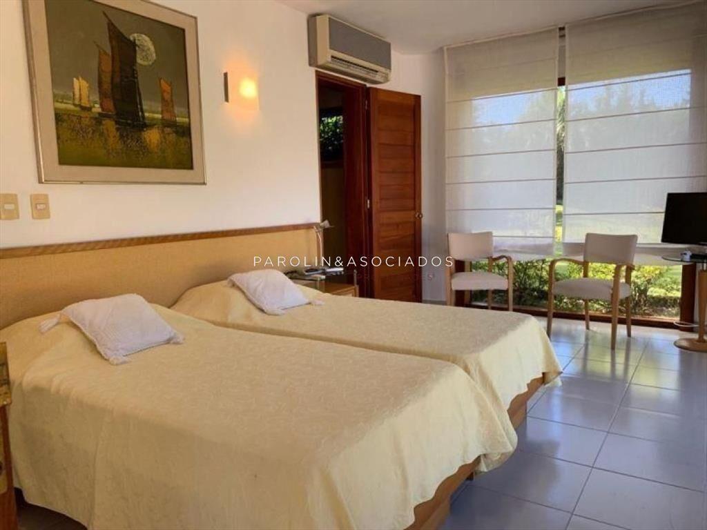 Casa en venta de 5 dormitorios en Country, Punta