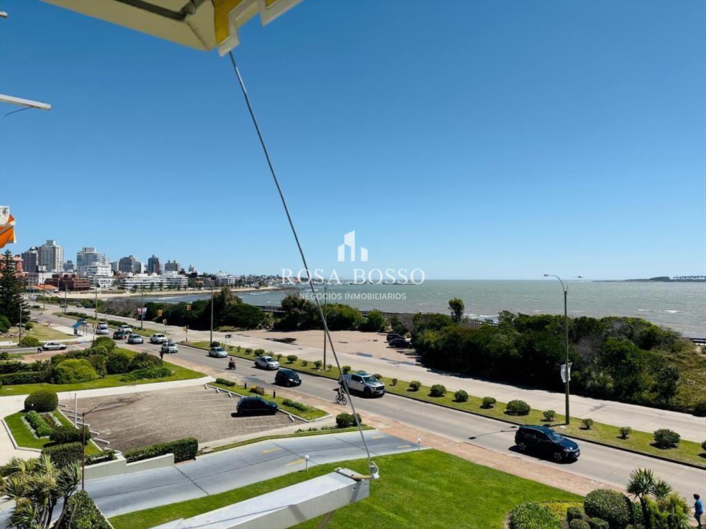 3 dormtiorios, cocina con lavadero, vista al mar.