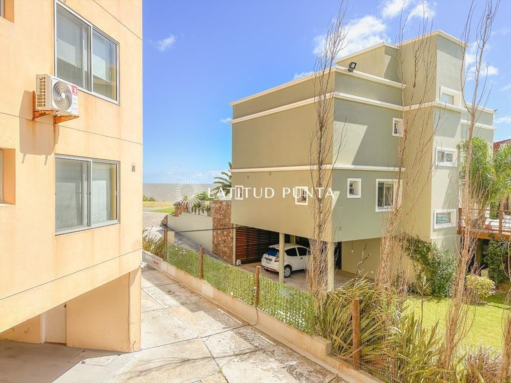 Pinares, apartamento de 3 dormitorios frente al