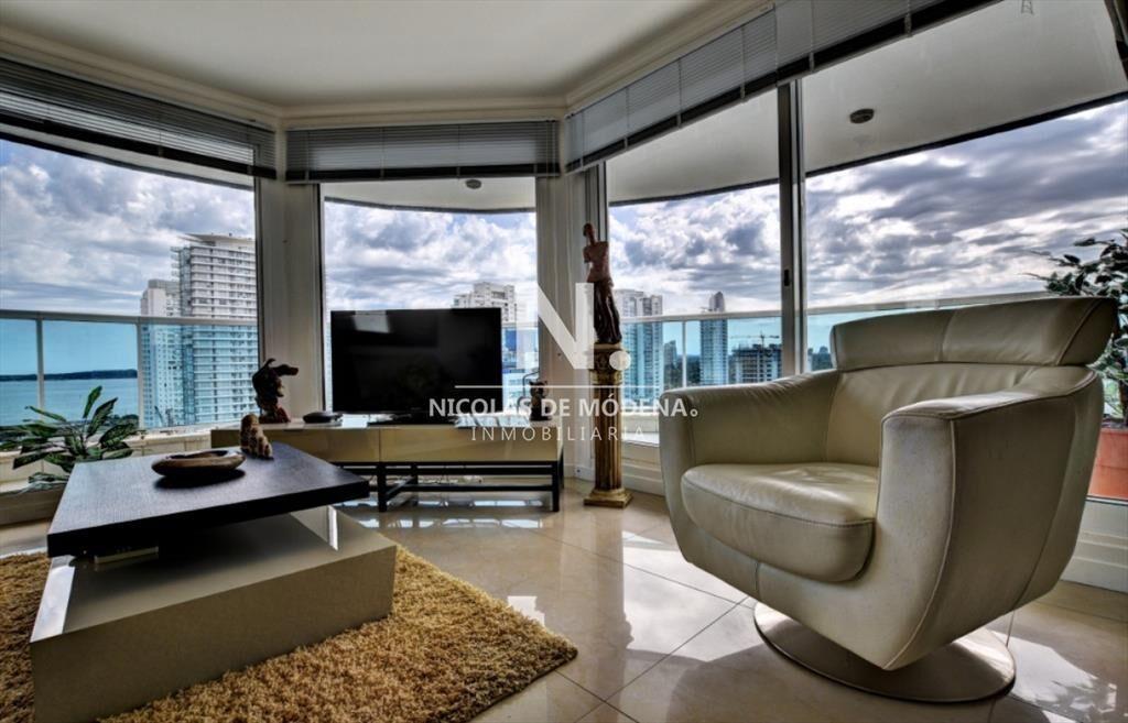 Vende apartamento de 3 dormitorios + servicio a