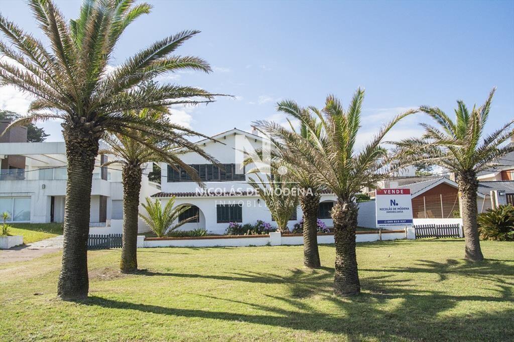 Importante residencia frente al mar en venta.