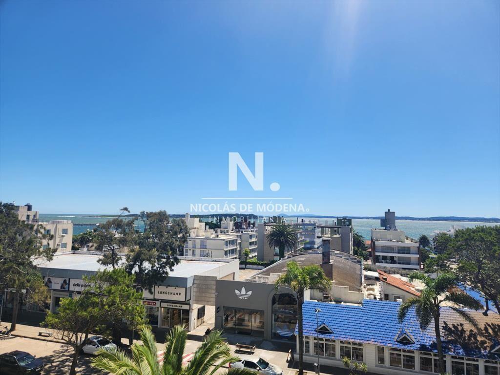 Vende apartamento en Peninsula de 3 dormitorios, a metros d