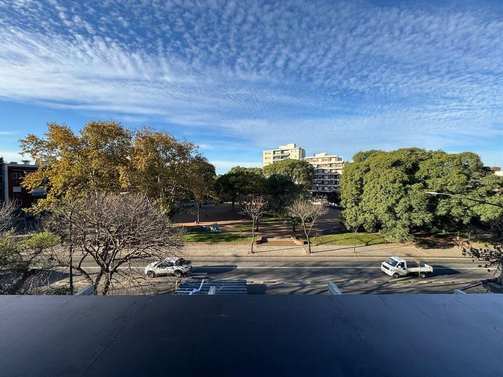 Edificio Terios, Agraciada frente Plaza Suarez. Parrilleros