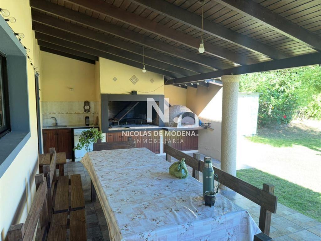 Chaletde 6 dormitorios en venta en barrio Punta