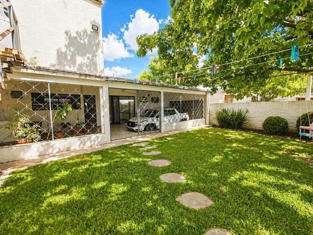 Venta casa 4 dormitorios y 2 garages en Centro de Dolores S