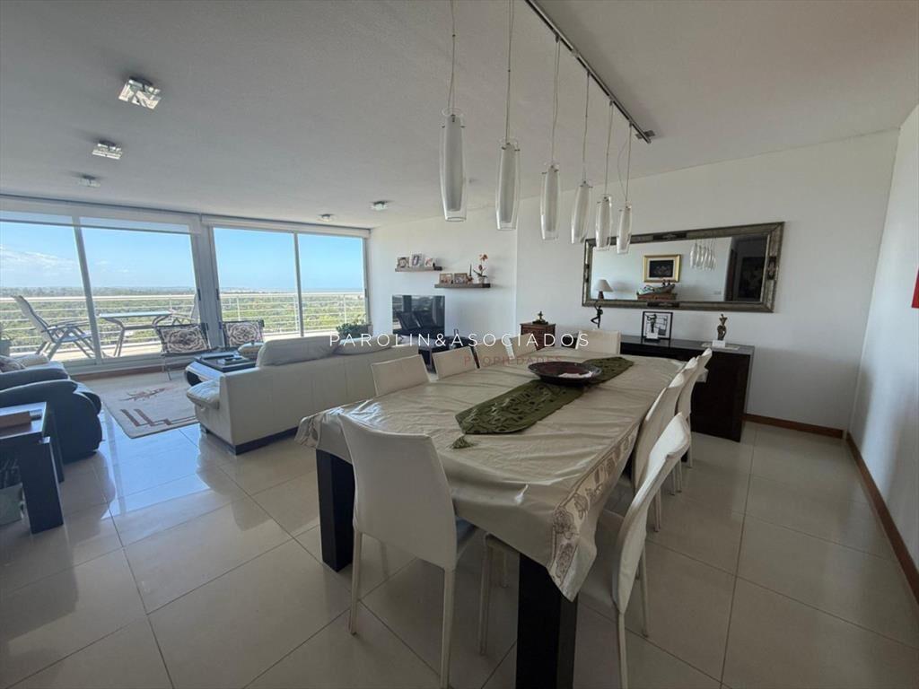 Penthouse en Venta de 3 Dormitorios en Edificio