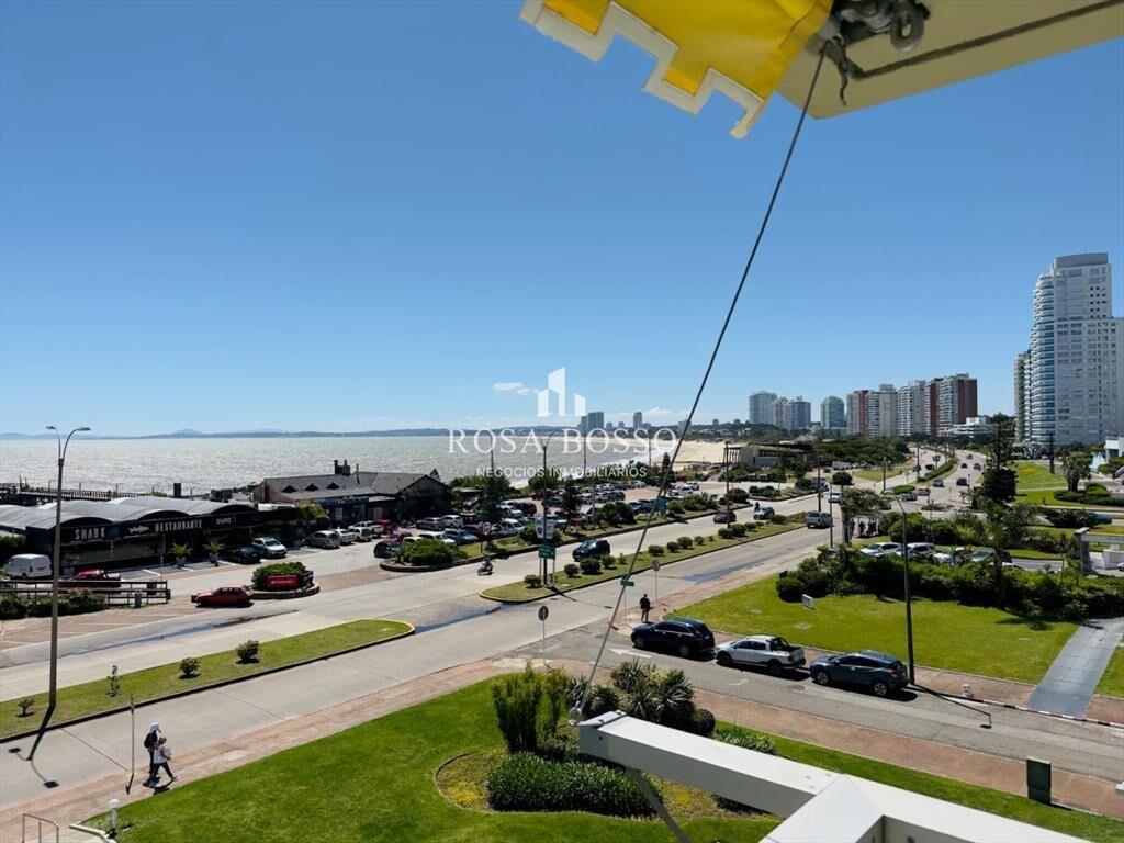 3 dormtiorios, cocina con lavadero, vista al mar.