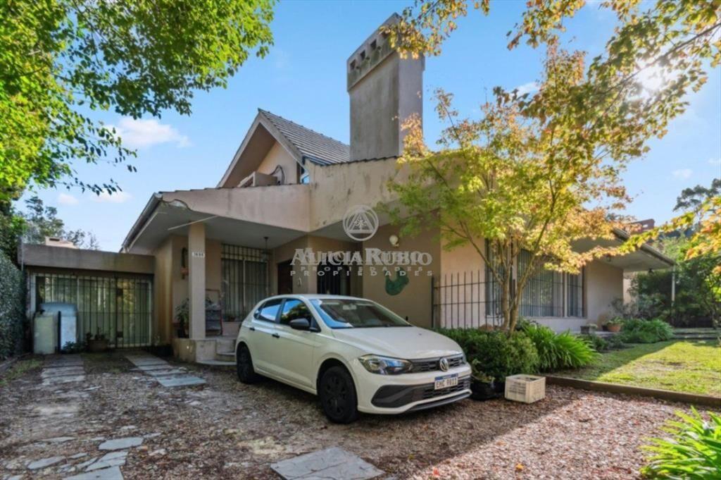 CASA CON PISCINA DE 690 M DE TERRENO EN MIRAFLORES PROXI...