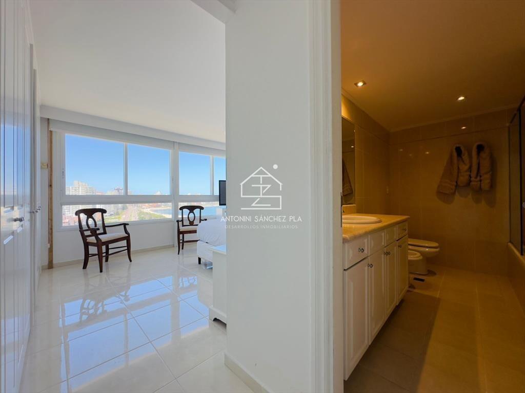 Apto en venta, excelente vista a la playa mansa,